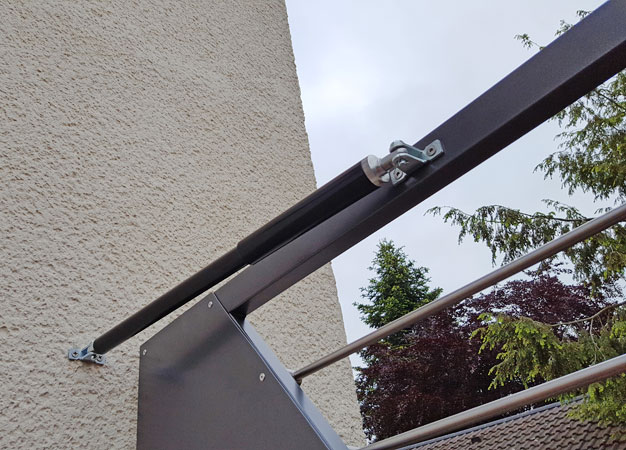 Gate Closer DIREKT. Quick and simple to fit,